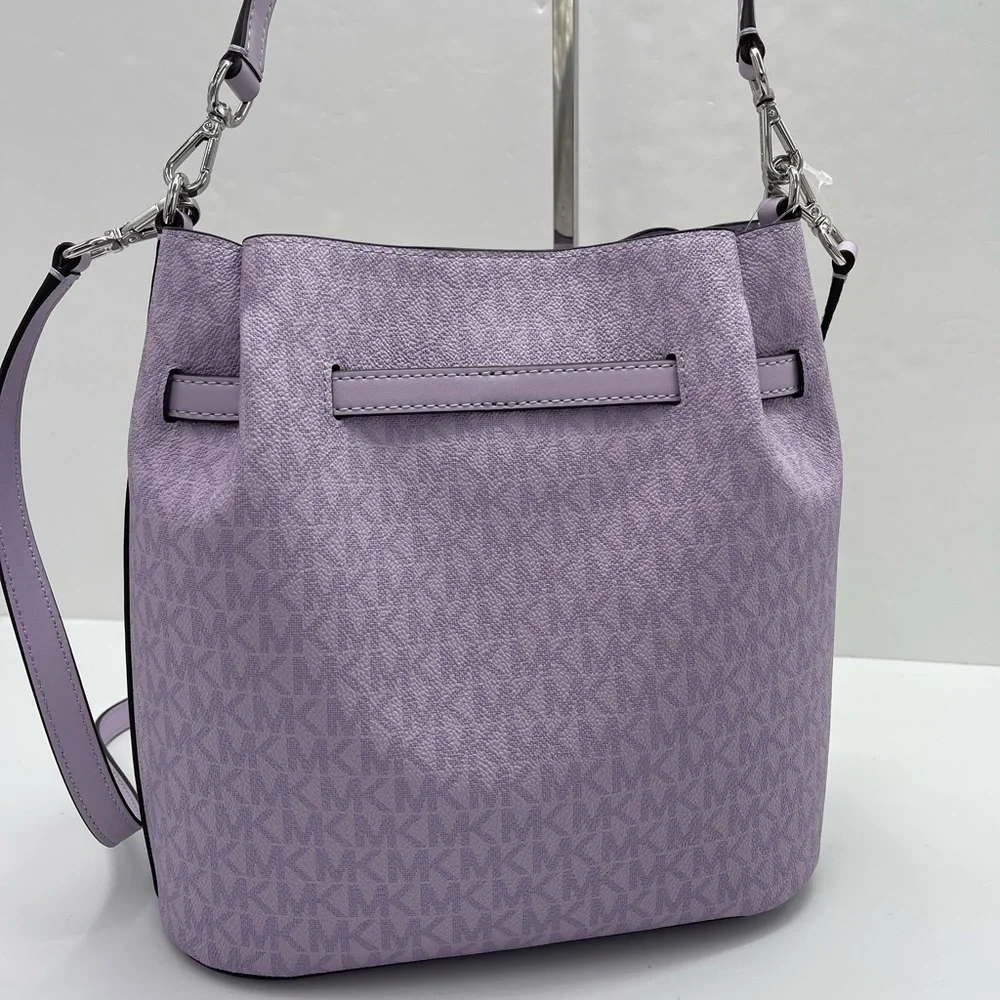 MICHAEL KORS Carson Md Sign Logo Convertible Bucket Cross Shoulder
Lt Quartz
NWT - Picture 10 of 16